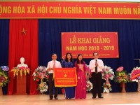 Phó Chủ tịch UBND tỉnh Cao Bằng Trịnh Hữu Khang trao Cờ thi đua xuất sắc của Bộ Giáo dục và Đào tạo tặng Nhà trường