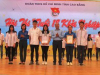 Ban tổ chức trao giải Nhất cho đội trường THPT Thành phố