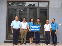 Đồng chí  Vũ Văn Dương - Giám đốc Sở GD&ĐT trao kinh phí hỗ trợ làm nhà cho gia đình đoàn viên Triệu Xuân Thụy