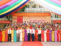 Đ/c Hà Ngọc Giáp - Ủy viên Ban thường vụ Tỉnh ủy, Bí thư Thành ủy Thành phố Cao Bằng và tập thể Hội đồng sư phạm trường THPT Thành phố Cao Bằng