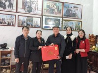 BAN GIÁM HIỆU TRƯỜNG THPT THÀNH PHỐ CAO BẰNG THĂM, TẶNG QUÀ CÁC NHÀ GIÁO NGUYÊN LÀ LÃNH ĐẠO NHÀ TRƯỜNG ĐANG SINH SỐNG TẠI TỈNH CAO BẰNG NHÂN DỊP TẾT NGUYÊN ĐÁN GIÁP THÌN