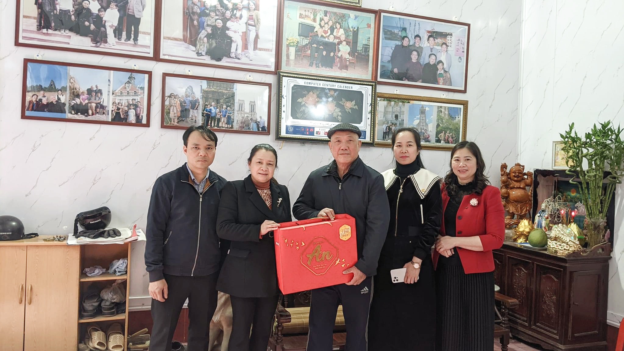 BAN GIÁM HIỆU TRƯỜNG THPT THÀNH PHỐ CAO BẰNG THĂM, TẶNG QUÀ CÁC NHÀ GIÁO NGUYÊN LÀ LÃNH ĐẠO NHÀ TRƯỜNG ĐANG SINH SỐNG TẠI TỈNH CAO BẰNG NHÂN DỊP TẾT NGUYÊN ĐÁN GIÁP THÌN