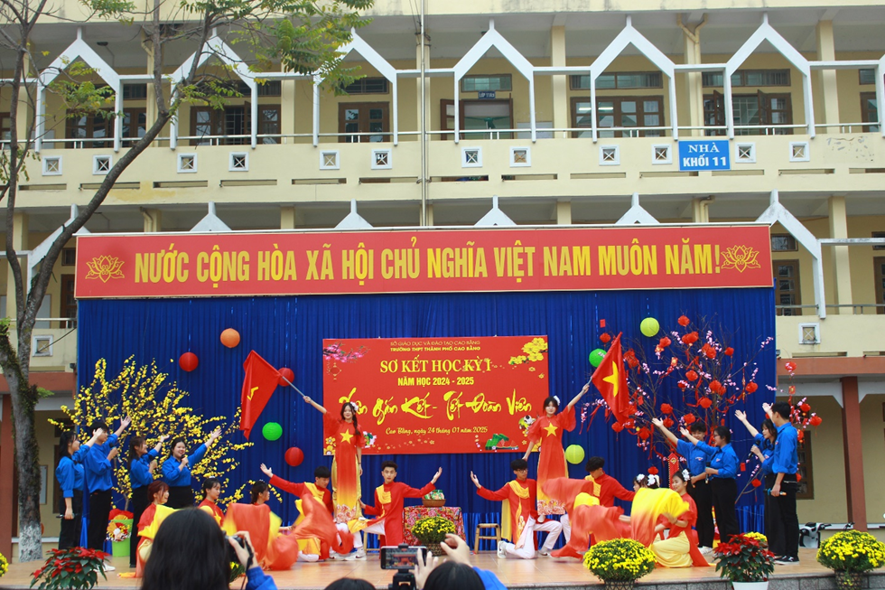 Trường THPT thành phố Cao Bằng tổ chức Sơ kết học kì I năm học 2024- 2025  và chương trình ngoại khóa “ Xuân gắn kết – Tết đoàn viên”.