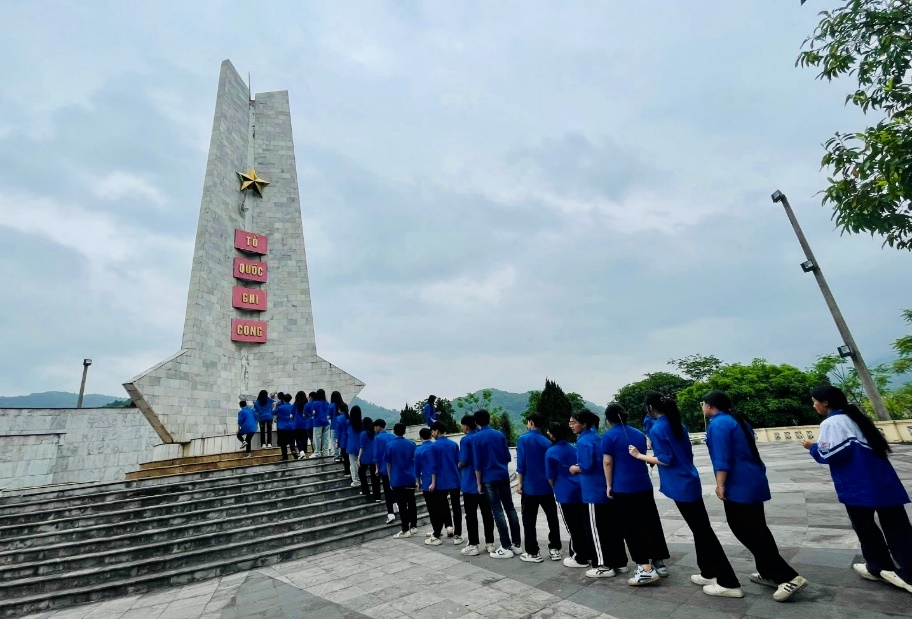 Hoạt động chào mừng 50 năm ngày giải phóng miền Nam thống nhất đất nước tại Trường THPT thành phố Cao Bằng