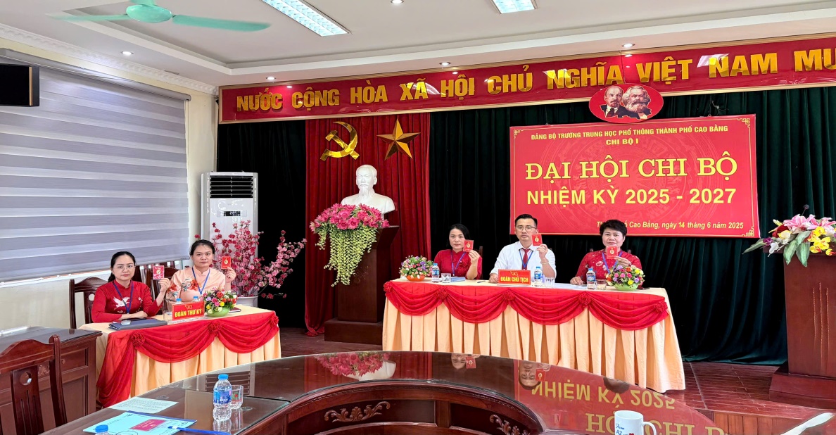 Chi bộ trực thuộc Đảng bộ Trường THPT thành phố Cao Bằng tổ chức thành công Đại hội chi bộ nhiệm kỳ 2025 – 2027